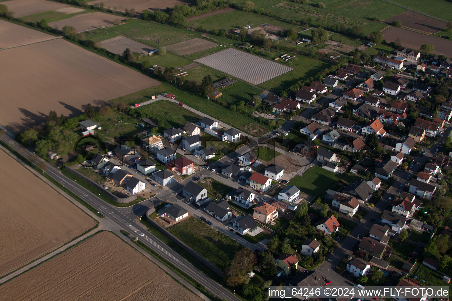 Nouvelle zone de développement à l'est à Minfeld dans le département Rhénanie-Palatinat, Allemagne du point de vue du drone