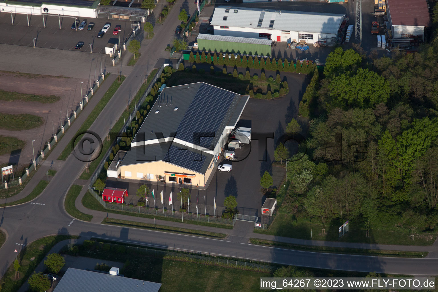 Zone industrielle de Horst à le quartier Minderslachen in Kandel dans le département Rhénanie-Palatinat, Allemagne du point de vue du drone