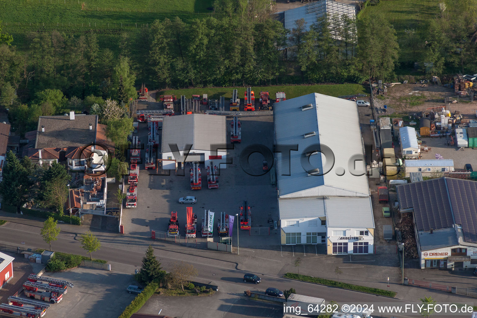 Enregistrement par drone de Minderlachen, zone industrielle de Horst, atelier d'échelles à plateau tournant Beitel et Stier GmbH à le quartier Minderslachen in Kandel dans le département Rhénanie-Palatinat, Allemagne