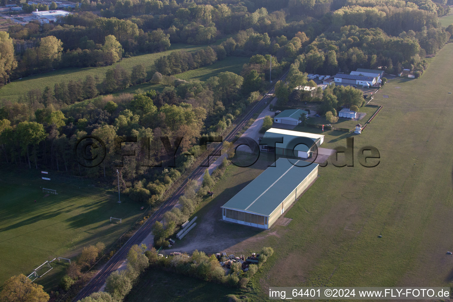 Vue aérienne de Hangar d'aérodrome à Schweighofen dans le département Rhénanie-Palatinat, Allemagne