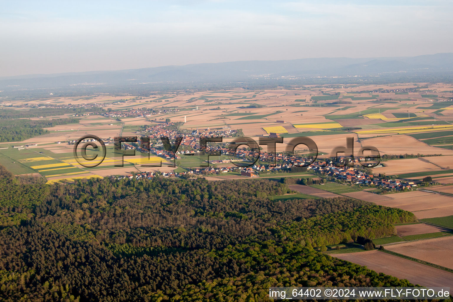 Vue aérienne de Du nord-ouest à Schleithal dans le département Bas Rhin, France