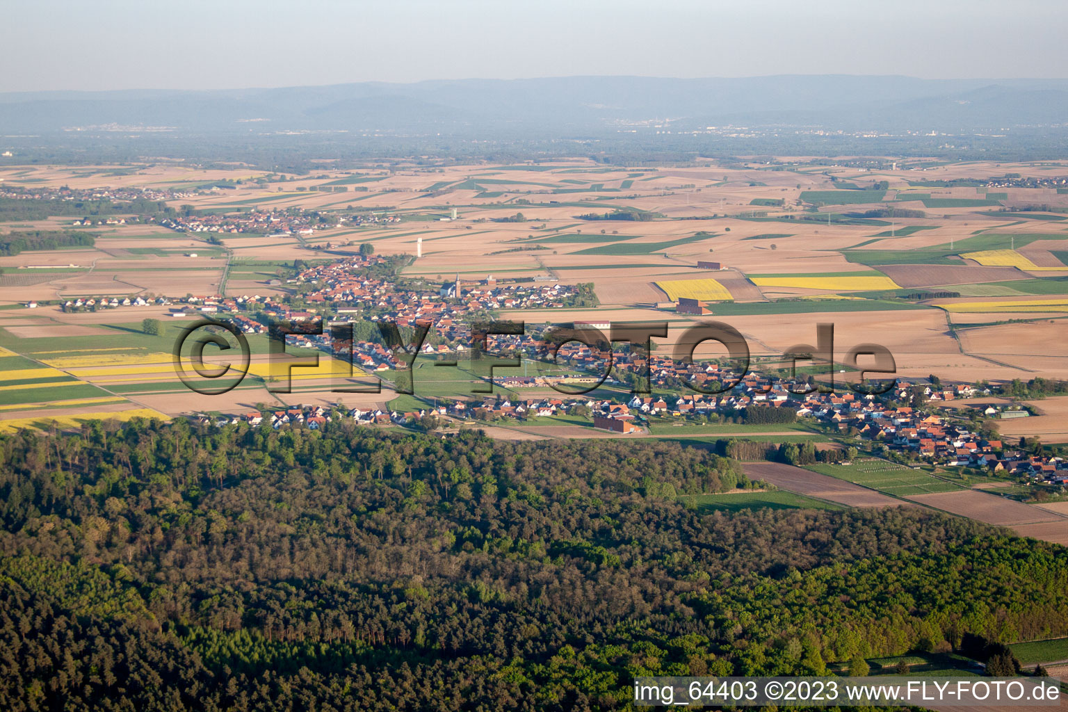 Vue aérienne de Du nord-ouest à Schleithal dans le département Bas Rhin, France