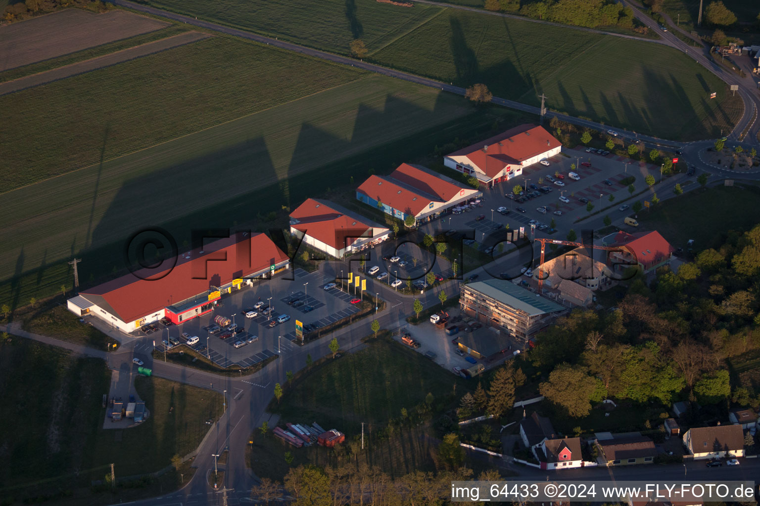 Centres commerciaux à le quartier Neulauterburg in Berg dans le département Rhénanie-Palatinat, Allemagne depuis l'avion