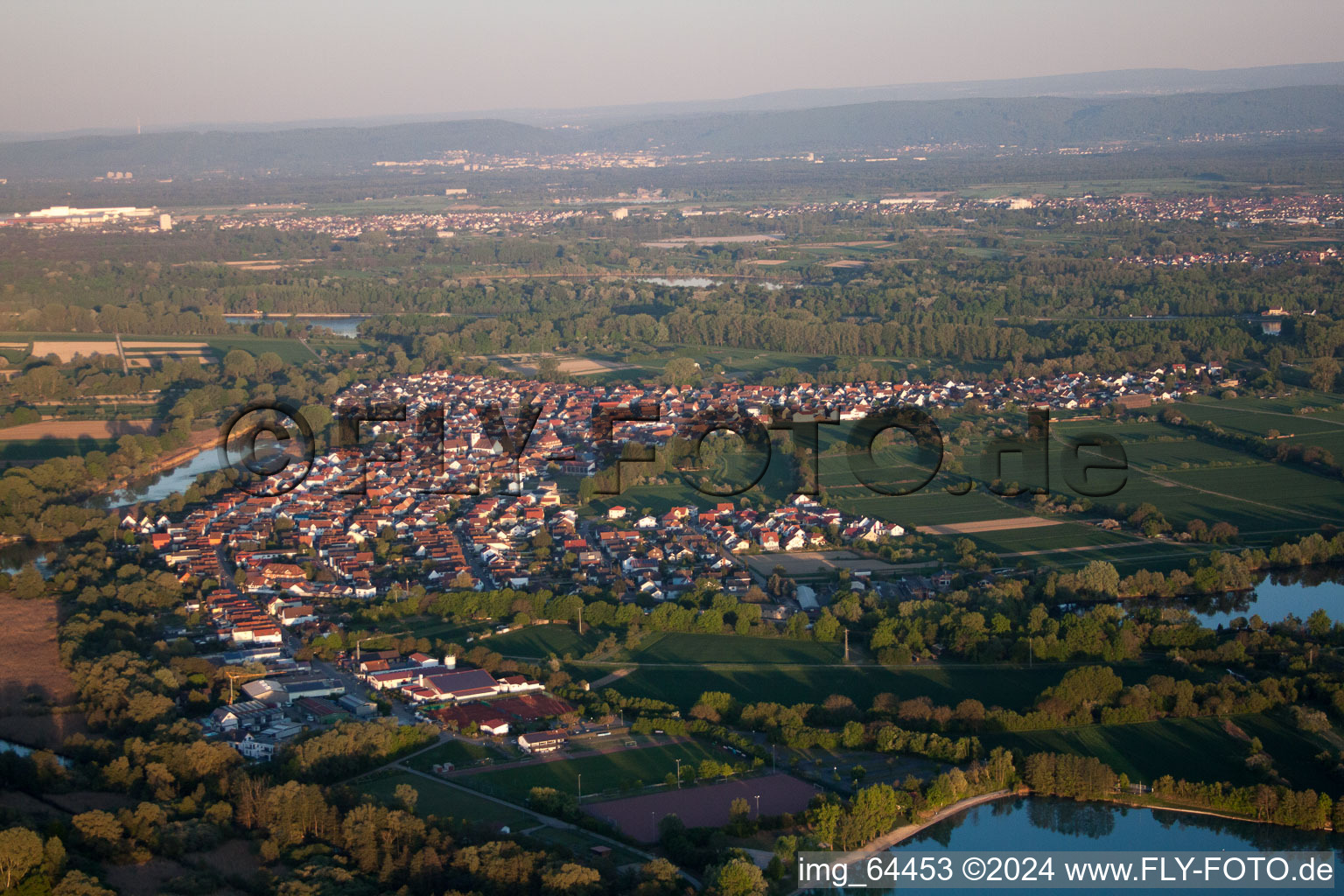 Neuburg dans le département Rhénanie-Palatinat, Allemagne depuis l'avion