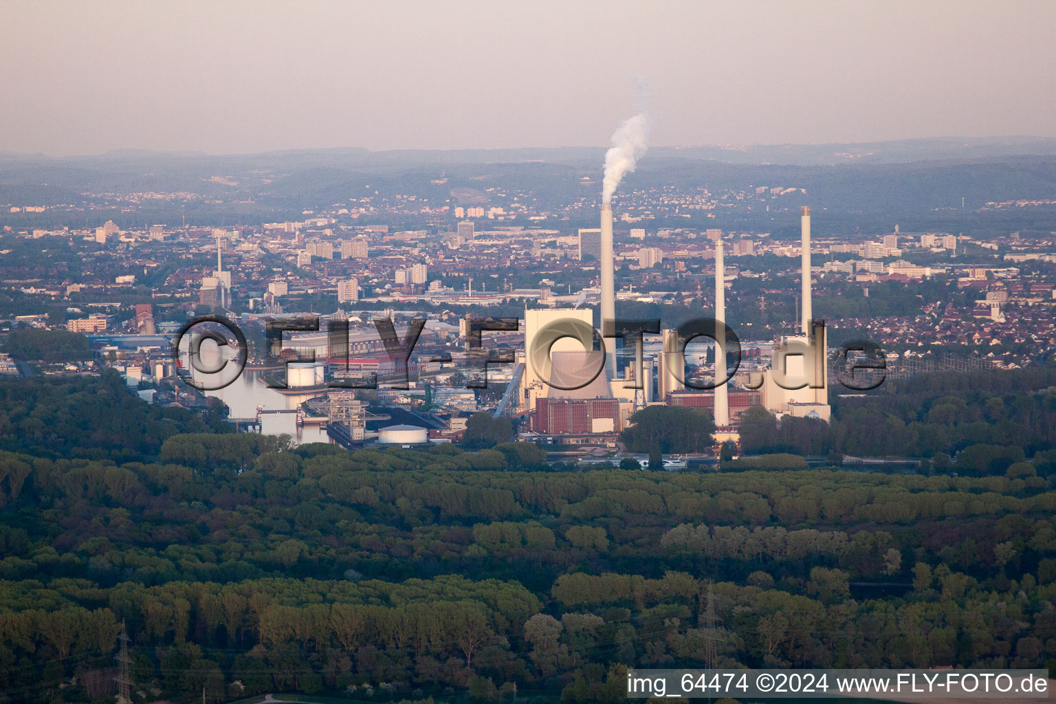 Vue d'oiseau de EnBW à le quartier Rheinhafen in Karlsruhe dans le département Bade-Wurtemberg, Allemagne