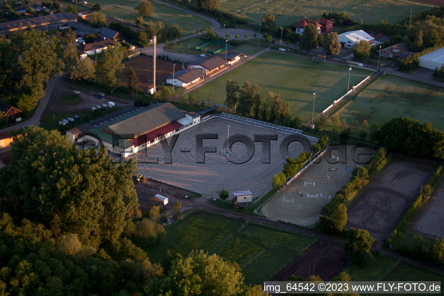 Billigheim-Ingenheim dans le département Rhénanie-Palatinat, Allemagne du point de vue du drone