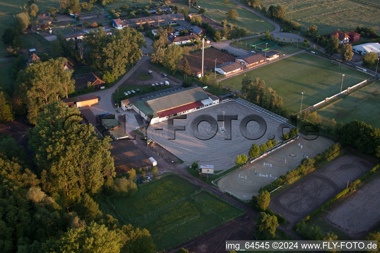 Vue aérienne de Hippodrome de l'hippodrome - piste de trot à billigheim à Billigheim-Ingenheim dans le département Rhénanie-Palatinat, Allemagne