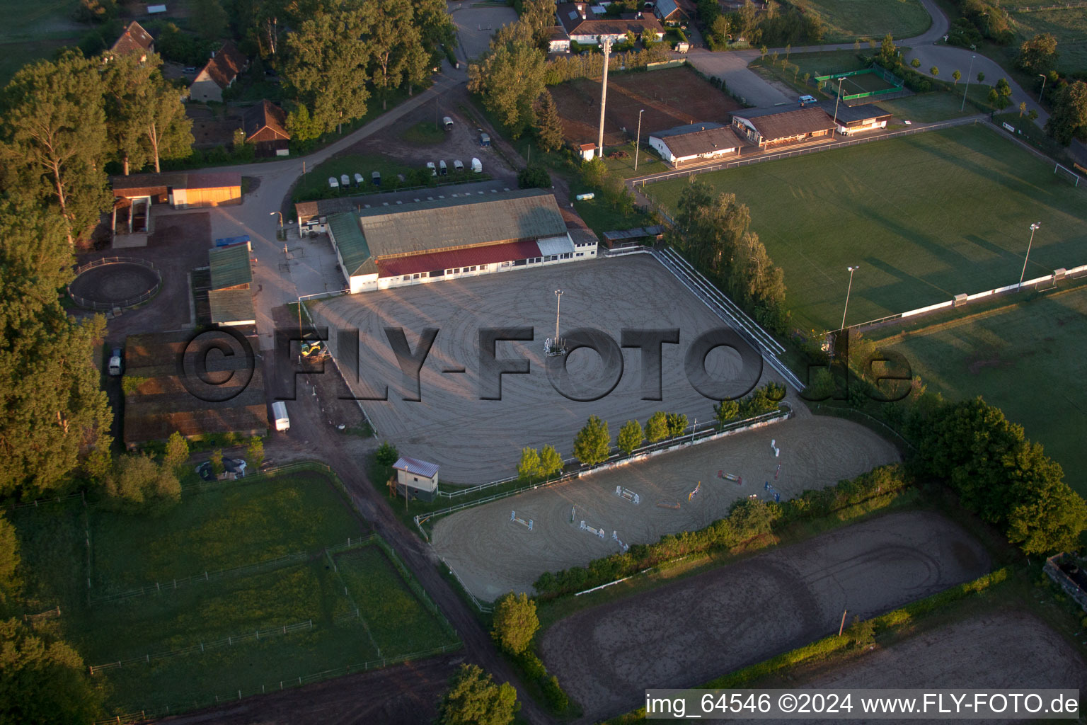 Vue aérienne de Club d'équitation et d'attelage e. V. Billigheim à Billigheim-Ingenheim dans le département Rhénanie-Palatinat, Allemagne