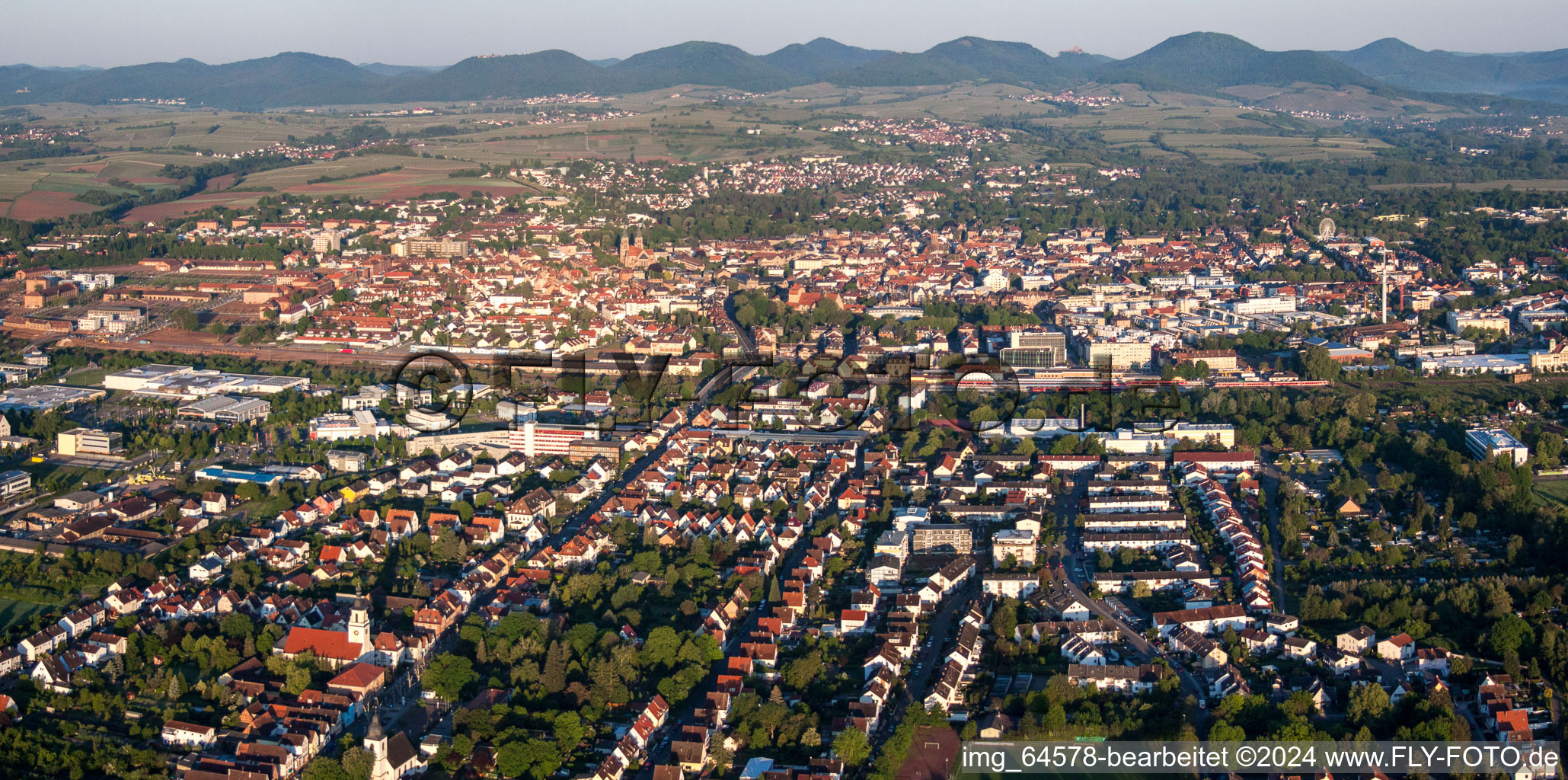 Vue aérienne de Zone urbaine avec périphérie et centre-ville à le quartier Queichheim in Landau in der Pfalz dans le département Rhénanie-Palatinat, Allemagne