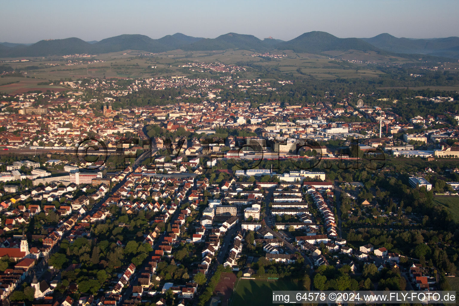 Vue d'oiseau de Quartier Queichheim in Landau in der Pfalz dans le département Rhénanie-Palatinat, Allemagne