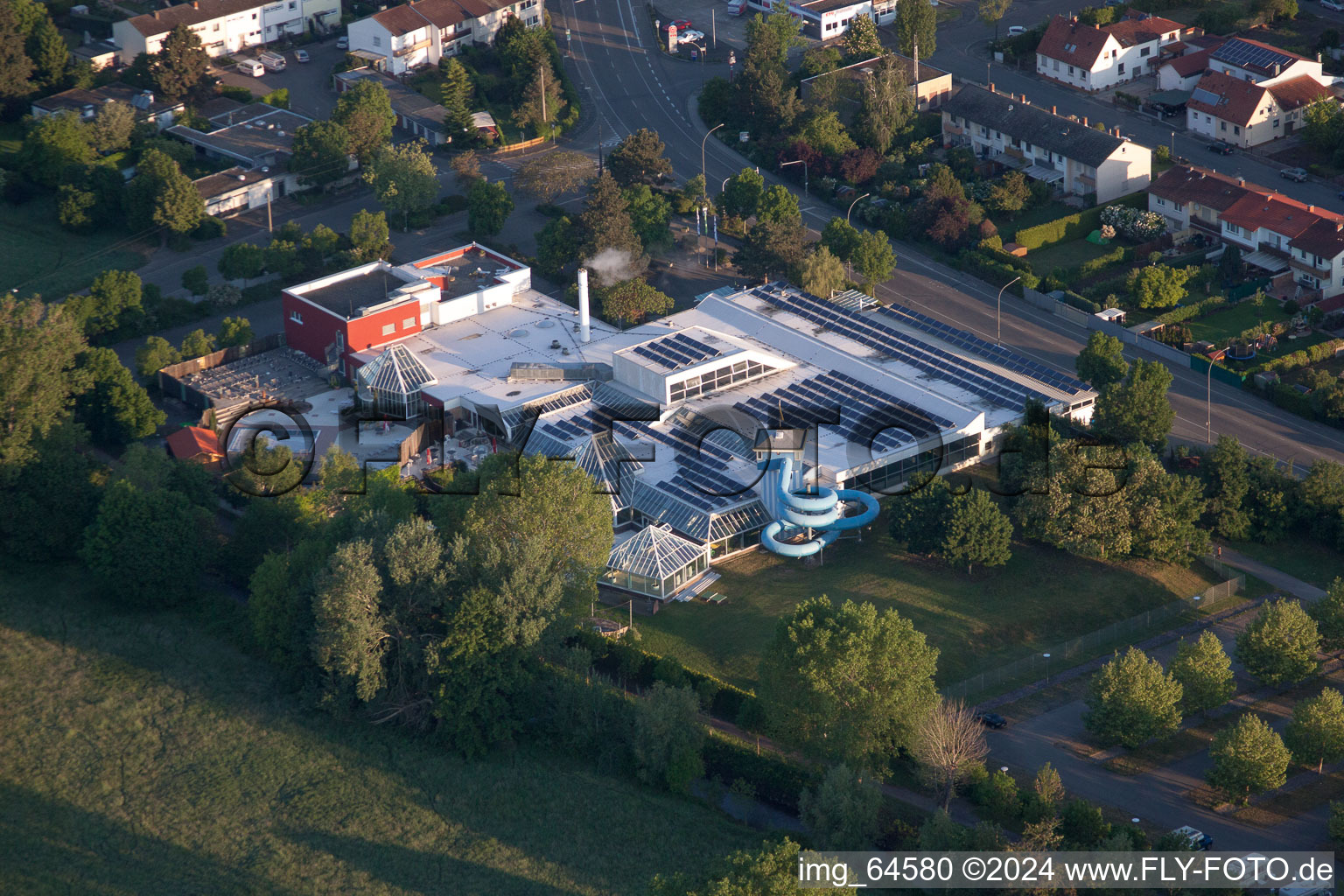 Vue aérienne de Piscine intérieure et extérieure LaOla à le quartier Queichheim in Landau in der Pfalz dans le département Rhénanie-Palatinat, Allemagne