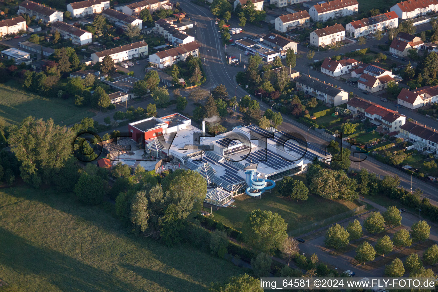 Vue aérienne de Piscine intérieure et extérieure LaOla à le quartier Queichheim in Landau in der Pfalz dans le département Rhénanie-Palatinat, Allemagne