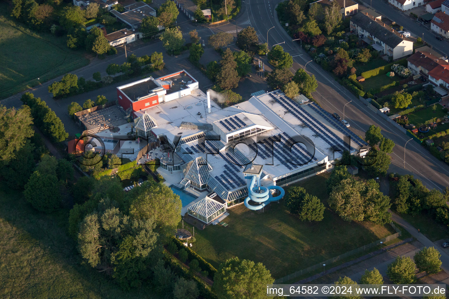 Photographie aérienne de Piscine intérieure et extérieure LaOla à le quartier Queichheim in Landau in der Pfalz dans le département Rhénanie-Palatinat, Allemagne