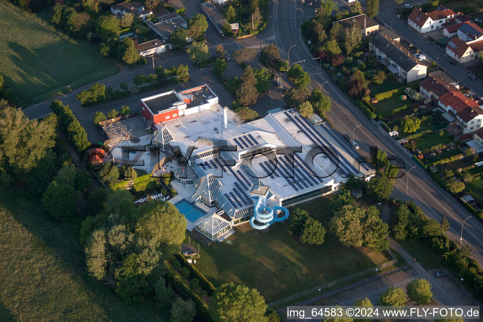 Vue oblique de Piscine intérieure et extérieure LaOla à le quartier Queichheim in Landau in der Pfalz dans le département Rhénanie-Palatinat, Allemagne