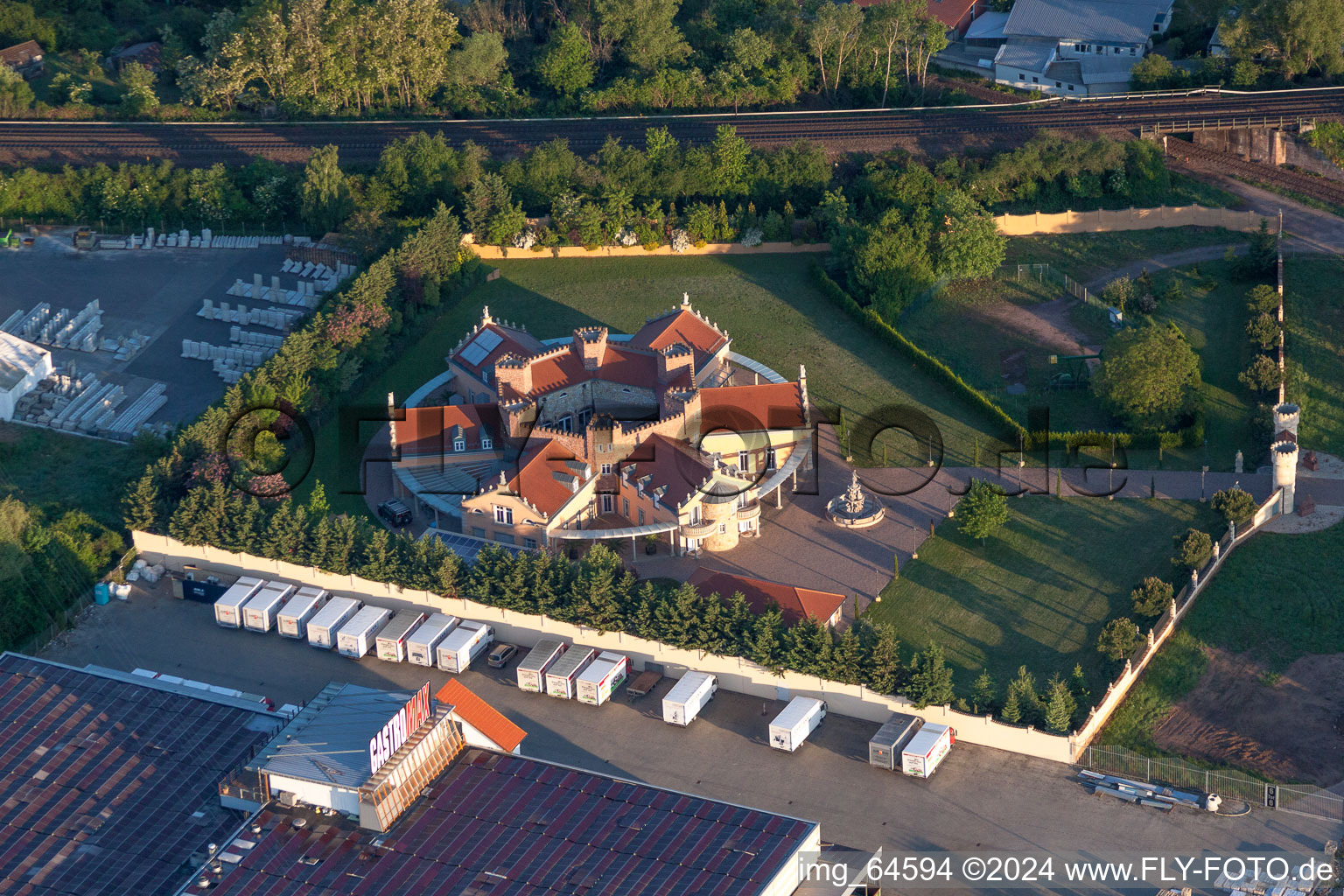 Vue aérienne de Villa de luxe dans la zone commerciale d'une compagnie maritime à Landau in der Pfalz dans le département Rhénanie-Palatinat, Allemagne