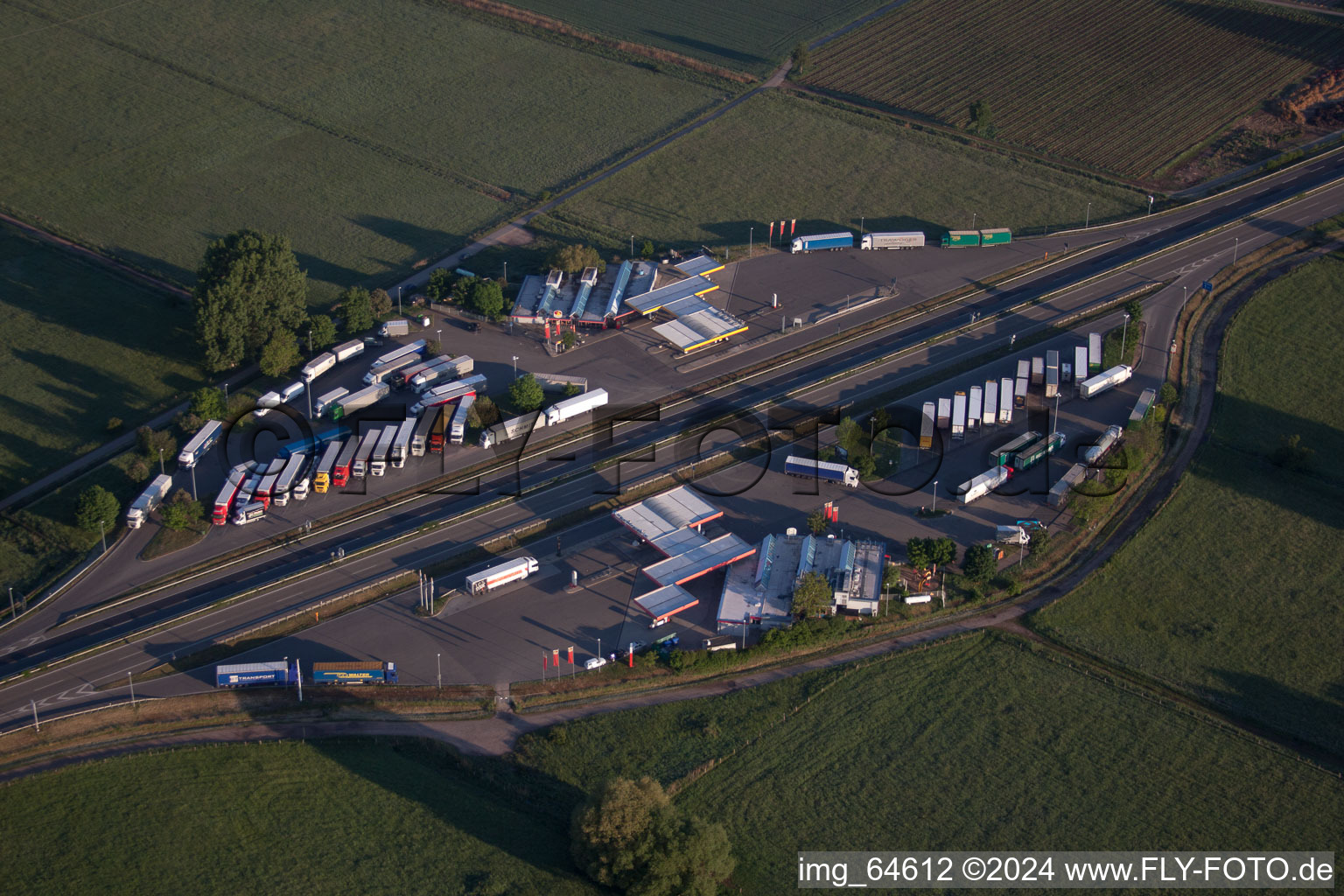 Vue aérienne de Aire d'autoroute sur la voie de circulation et les directions du BAB Serways Pfälzer Weinstrasse dans le quartier Eckel à Edesheim dans le département Rhénanie-Palatinat, Allemagne