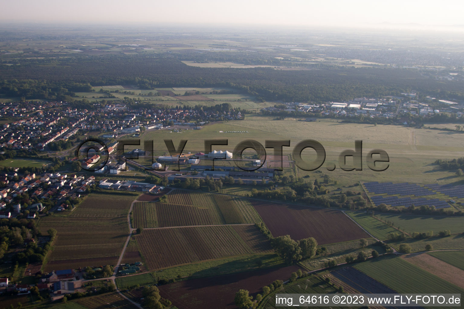 Vue aérienne de Aérodrome à le quartier Speyerdorf in Neustadt an der Weinstraße dans le département Rhénanie-Palatinat, Allemagne