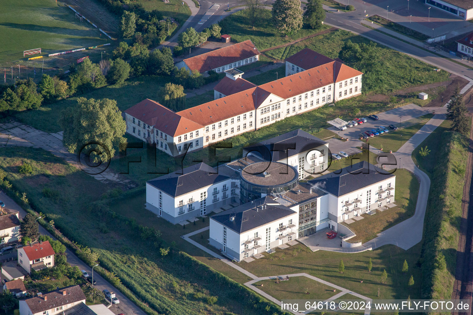 Vue aérienne de Rangées de panneaux du système photovoltaïque et du parc solaire ou de la centrale solaire du Solar-Info-Zentrum SIZ GmbH dans le quartier de Lachen-Speyerdorf à le quartier Speyerdorf in Neustadt an der Weinstraße dans le département Rhénanie-Palatinat, Allemagne