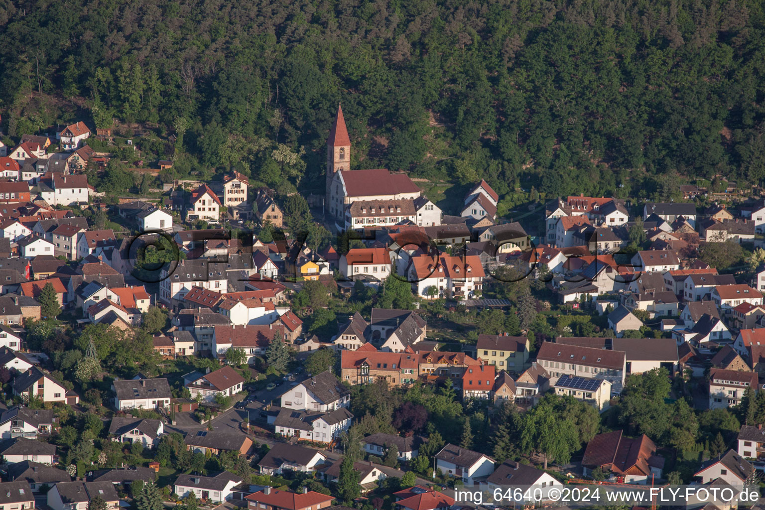 Vue aérienne de ÉGLISE CATHOLIQUE ST-JEAN en lisière de forêt à le quartier Königsbach in Neustadt an der Weinstraße dans le département Rhénanie-Palatinat, Allemagne