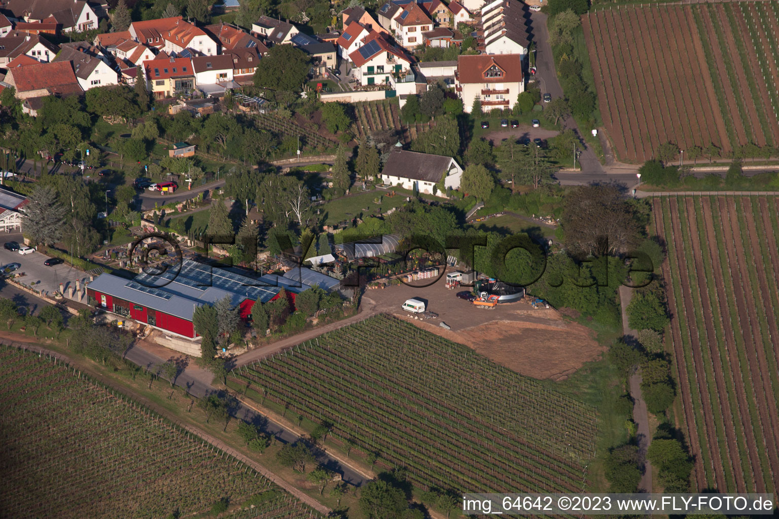 Vue aérienne de Fleurs Schupp à le quartier Gimmeldingen in Neustadt an der Weinstraße dans le département Rhénanie-Palatinat, Allemagne