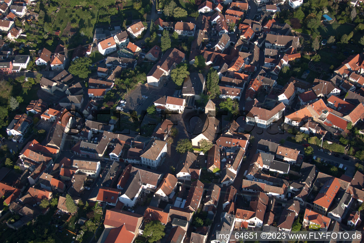 Vue aérienne de Saint-Laurent à le quartier Gimmeldingen in Neustadt an der Weinstraße dans le département Rhénanie-Palatinat, Allemagne