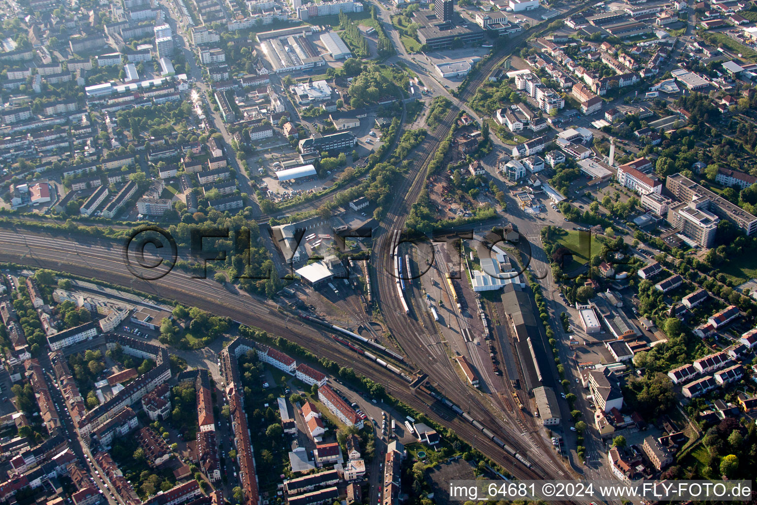 Photographie aérienne de Tracé du passage à niveau des systèmes ferroviaires et ferroviaires de la Deutsche Bahn à Neustadt an der Weinstraße dans le département Rhénanie-Palatinat, Allemagne