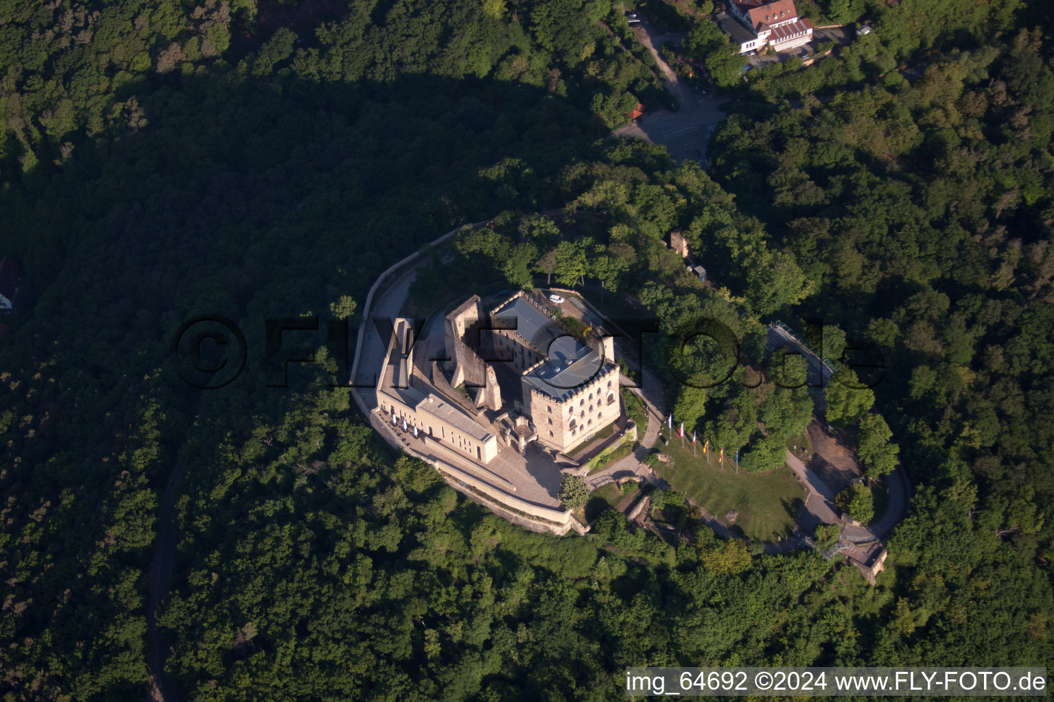 Complexe du château de Hambach. Avec chantier pour le nouveau bâtiment du Restaurant 1832 à le quartier Diedesfeld in Neustadt an der Weinstraße dans le département Rhénanie-Palatinat, Allemagne depuis l'avion