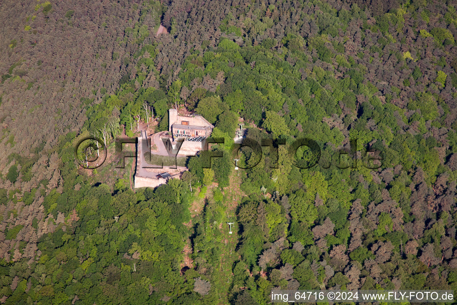 Rhodt unter Rietburg dans le département Rhénanie-Palatinat, Allemagne du point de vue du drone