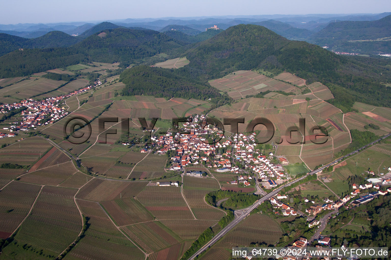 Vue d'oiseau de Birkweiler dans le département Rhénanie-Palatinat, Allemagne