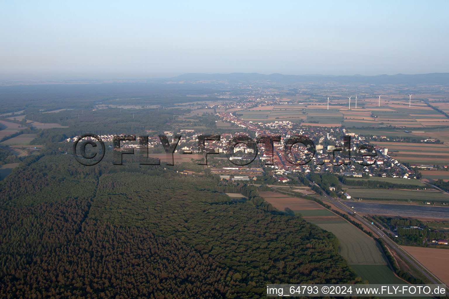 De l'est à Kandel dans le département Rhénanie-Palatinat, Allemagne du point de vue du drone