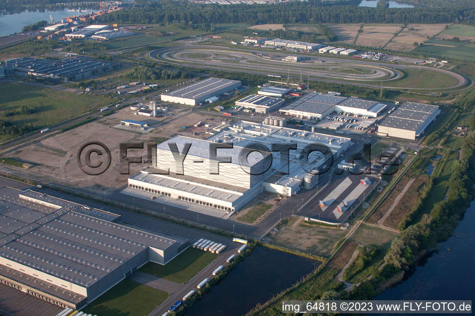Zone industrielle d'Oberwald à Wörth am Rhein dans le département Rhénanie-Palatinat, Allemagne du point de vue du drone
