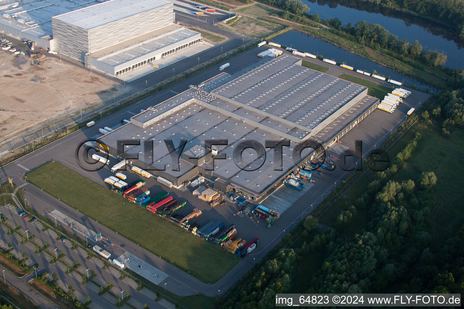 Vue aérienne de Zone industrielle et commerciale avec centre logistique Netto dans la zone industrielle d'Oberwald à Wörth am Rhein dans le département Rhénanie-Palatinat, Allemagne