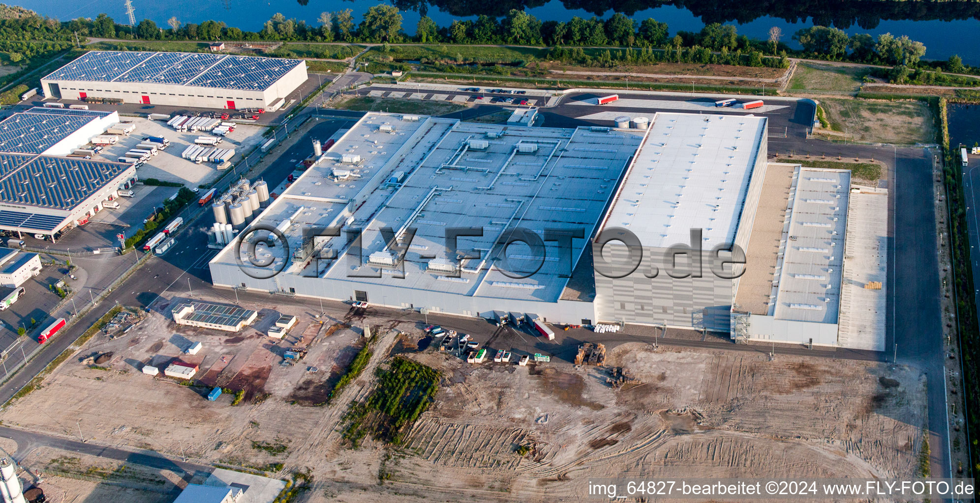 Photographie aérienne de Les locaux de l'usine Pfälzer Erfrischungs Drinks GmbH dans la zone industrielle de Wörth-Oberwald à Wörth am Rhein dans le département Rhénanie-Palatinat, Allemagne