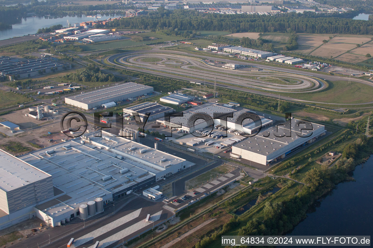 Zone industrielle d'Oberwald à Wörth am Rhein dans le département Rhénanie-Palatinat, Allemagne du point de vue du drone