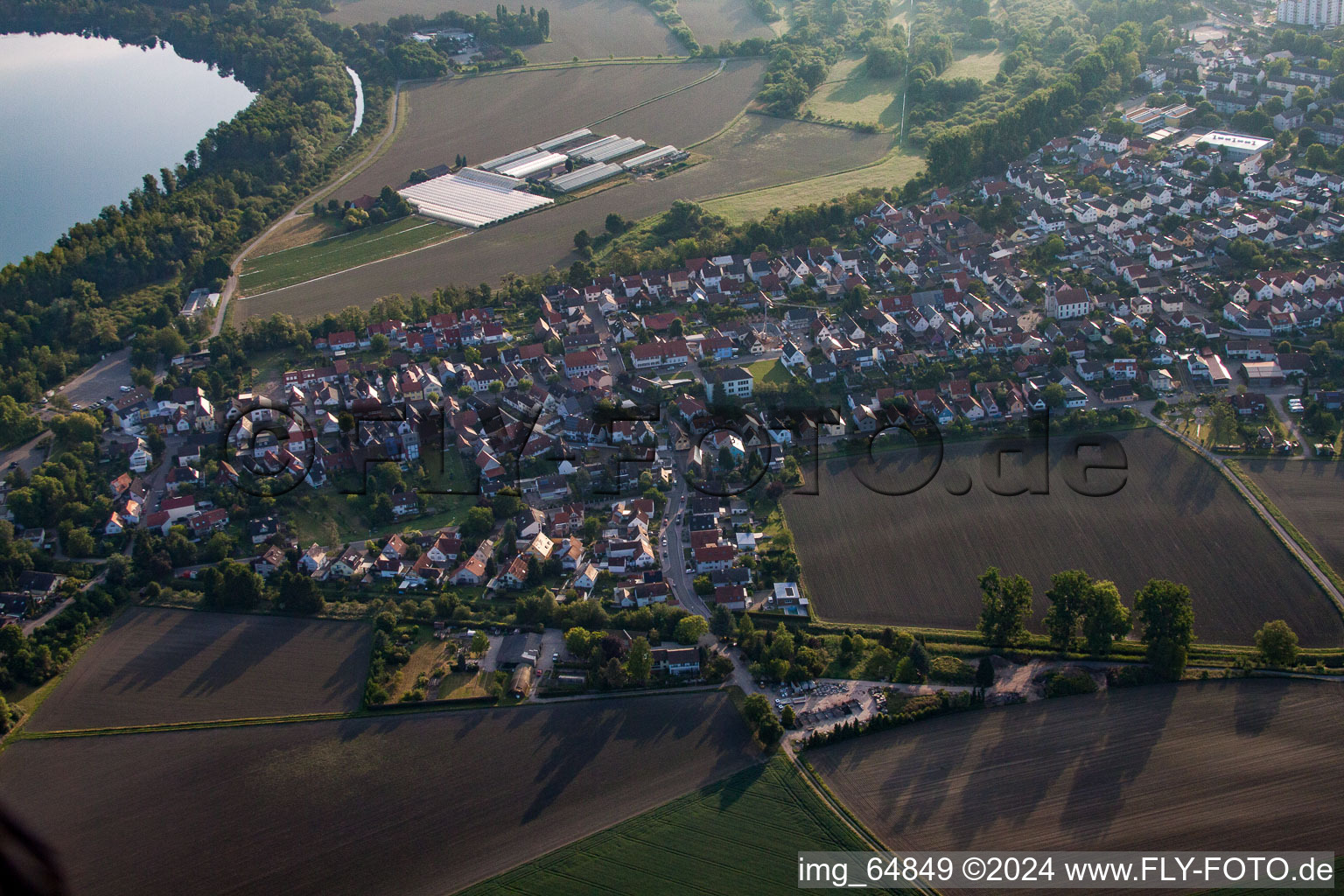 Quartier Leopoldshafen in Eggenstein-Leopoldshafen dans le département Bade-Wurtemberg, Allemagne du point de vue du drone