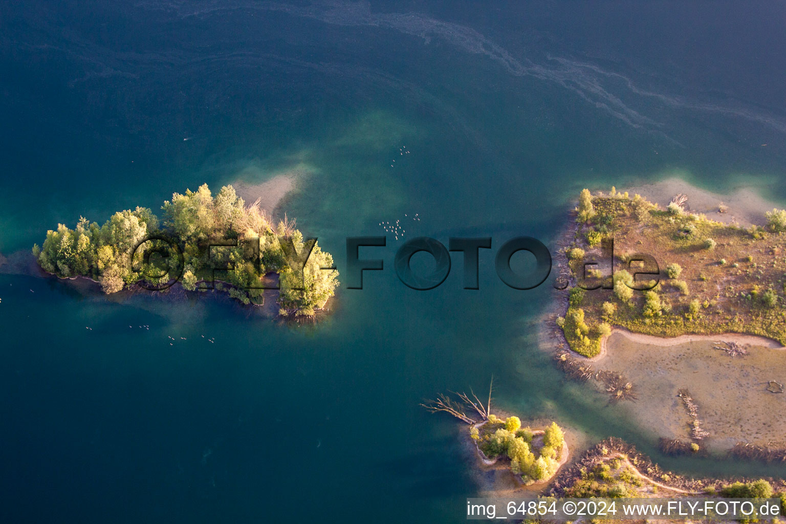 Vue aérienne de Île lacustre sur l'étang de la carrière de Streitköpfle à Linkenheim-Hochstetten dans le département Bade-Wurtemberg, Allemagne