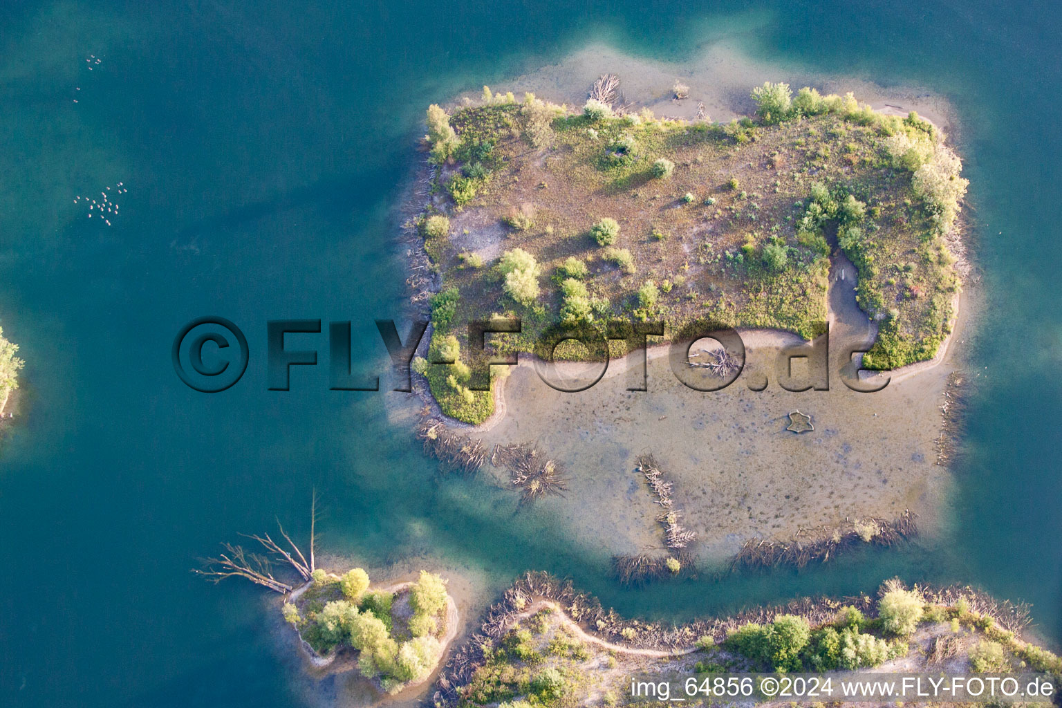 Vue oblique de Île lacustre sur l'étang de la carrière de Streitköpfle à Linkenheim-Hochstetten dans le département Bade-Wurtemberg, Allemagne