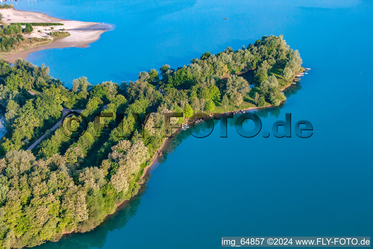 Vue aérienne de Bateaux de pêche et plage au bord du lac de baignade de Giessen à le quartier Liedolsheim in Dettenheim dans le département Bade-Wurtemberg, Allemagne