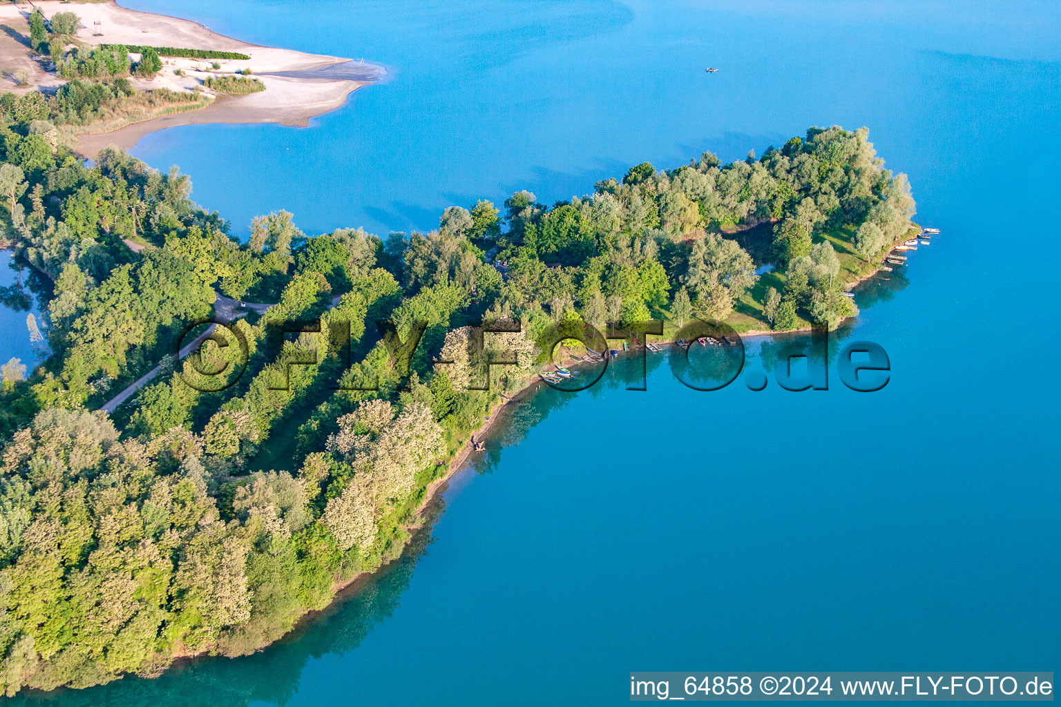 Vue aérienne de Bateaux de pêche et plage au bord du lac de baignade de Giessen à le quartier Liedolsheim in Dettenheim dans le département Bade-Wurtemberg, Allemagne