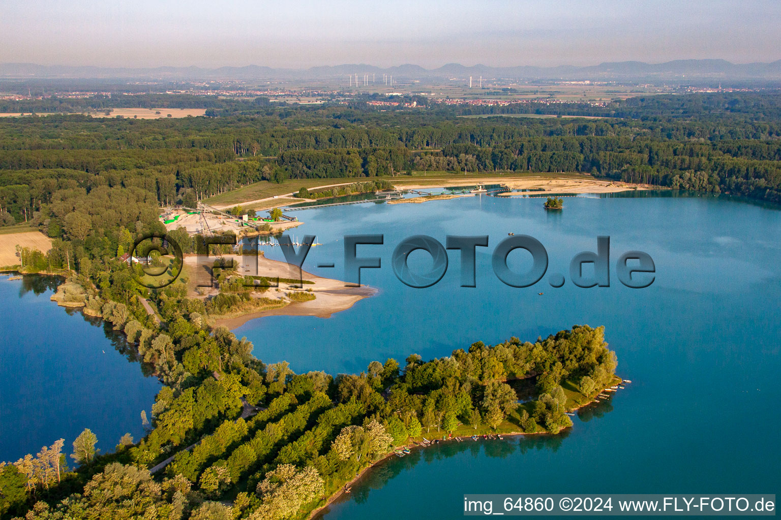 Vue aérienne de Fischerheim, plage et minéraux Heidelberg Materials à l'étang de la carrière de Giessen à le quartier Liedolsheim in Dettenheim dans le département Bade-Wurtemberg, Allemagne