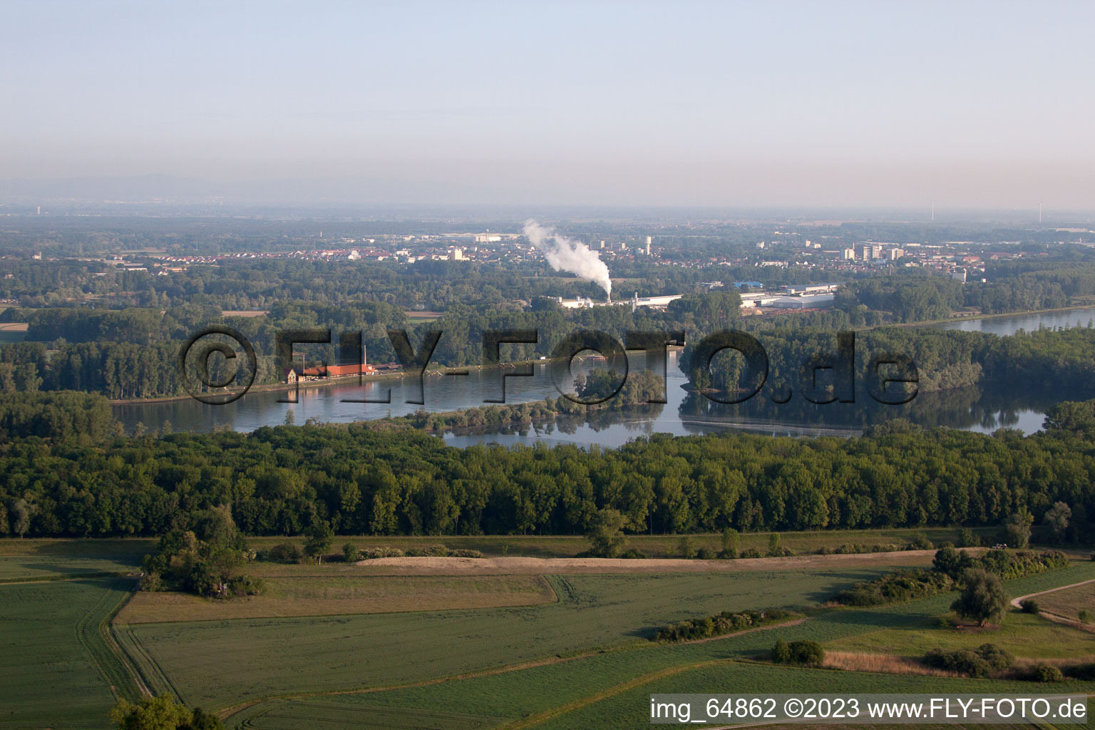Vue aérienne de Ancienne briqueterie du barrage du Rhin depuis l'est à le quartier Sondernheim in Germersheim dans le département Rhénanie-Palatinat, Allemagne
