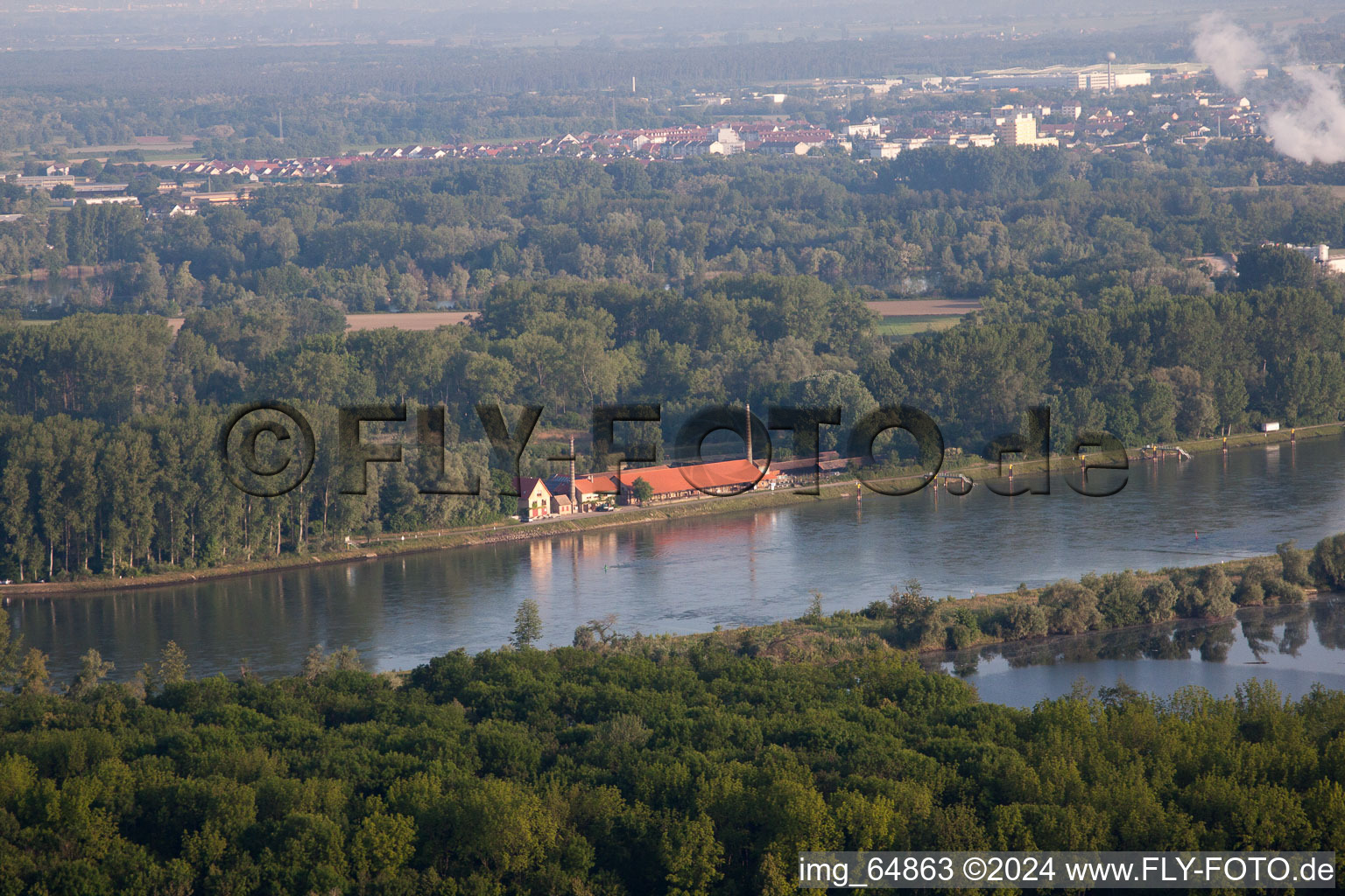 Vue aérienne de Ancienne briqueterie du barrage du Rhin depuis l'est à le quartier Sondernheim in Germersheim dans le département Rhénanie-Palatinat, Allemagne