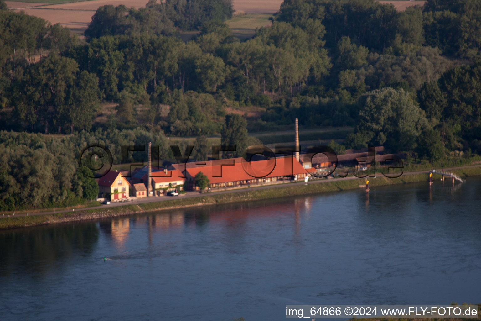 Ancienne briqueterie du barrage du Rhin depuis l'est à le quartier Sondernheim in Germersheim dans le département Rhénanie-Palatinat, Allemagne d'en haut