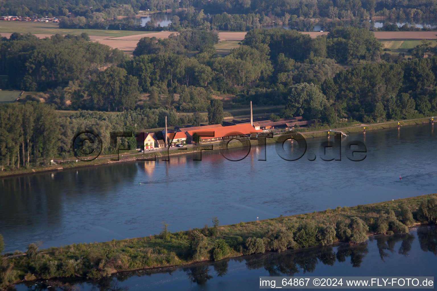 Ancienne briqueterie du barrage du Rhin depuis l'est à le quartier Sondernheim in Germersheim dans le département Rhénanie-Palatinat, Allemagne hors des airs