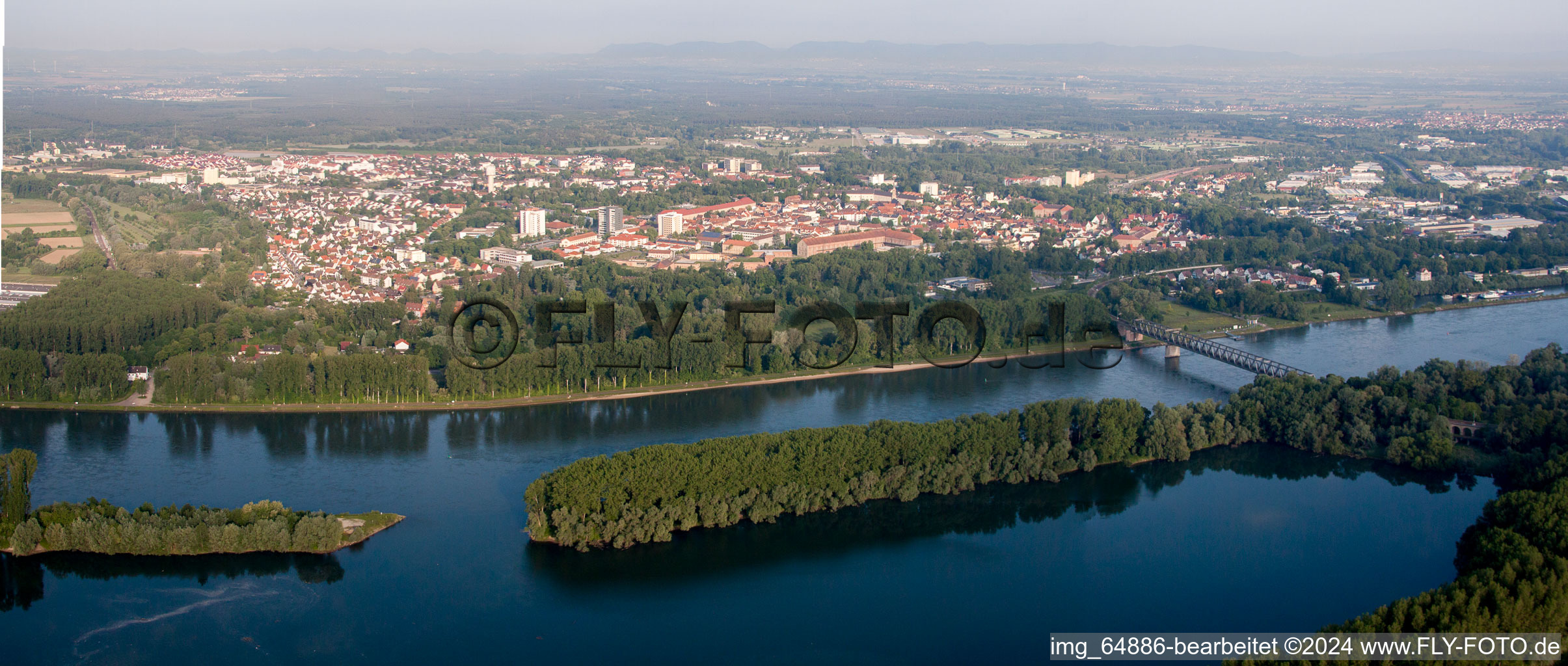 Vue oblique de Vue sur la ville au bord du Rhin à Germersheim dans le département Rhénanie-Palatinat, Allemagne