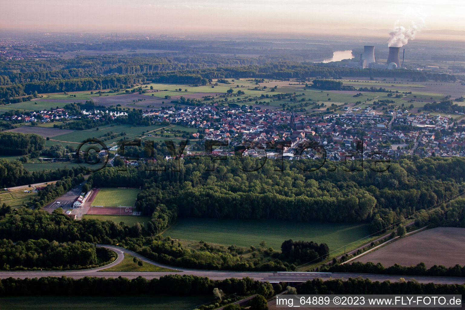 Quartier Rheinsheim in Philippsburg dans le département Bade-Wurtemberg, Allemagne du point de vue du drone
