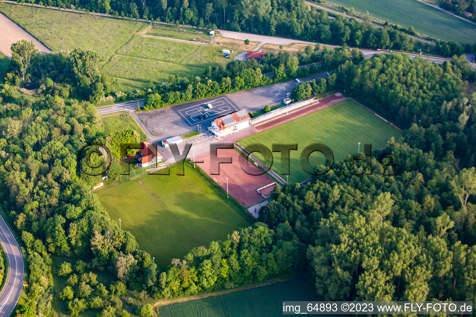 Vue aérienne de Terrains de sport à le quartier Rheinsheim in Philippsburg dans le département Bade-Wurtemberg, Allemagne