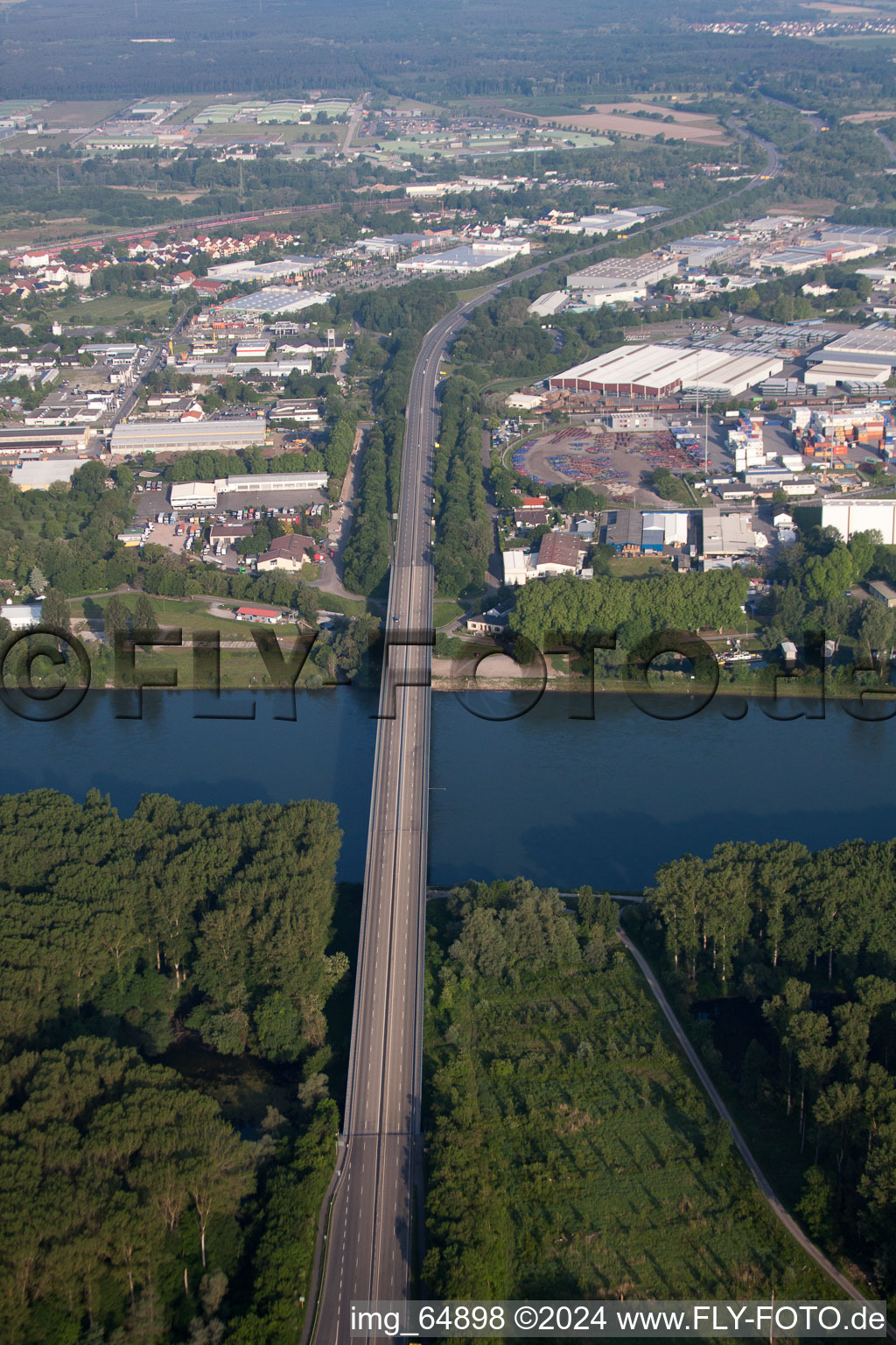 Vue aérienne de Rivière - structure de pont pour la B35 sur le Rhin à Germersheim dans le département Rhénanie-Palatinat, Allemagne