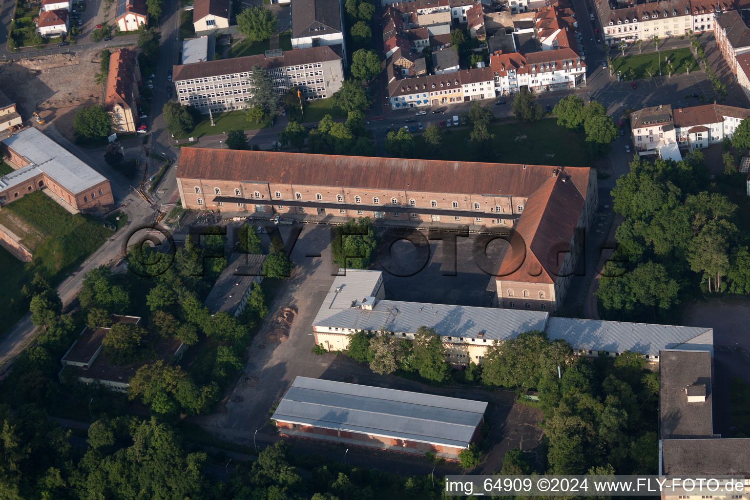 Germersheim dans le département Rhénanie-Palatinat, Allemagne depuis l'avion