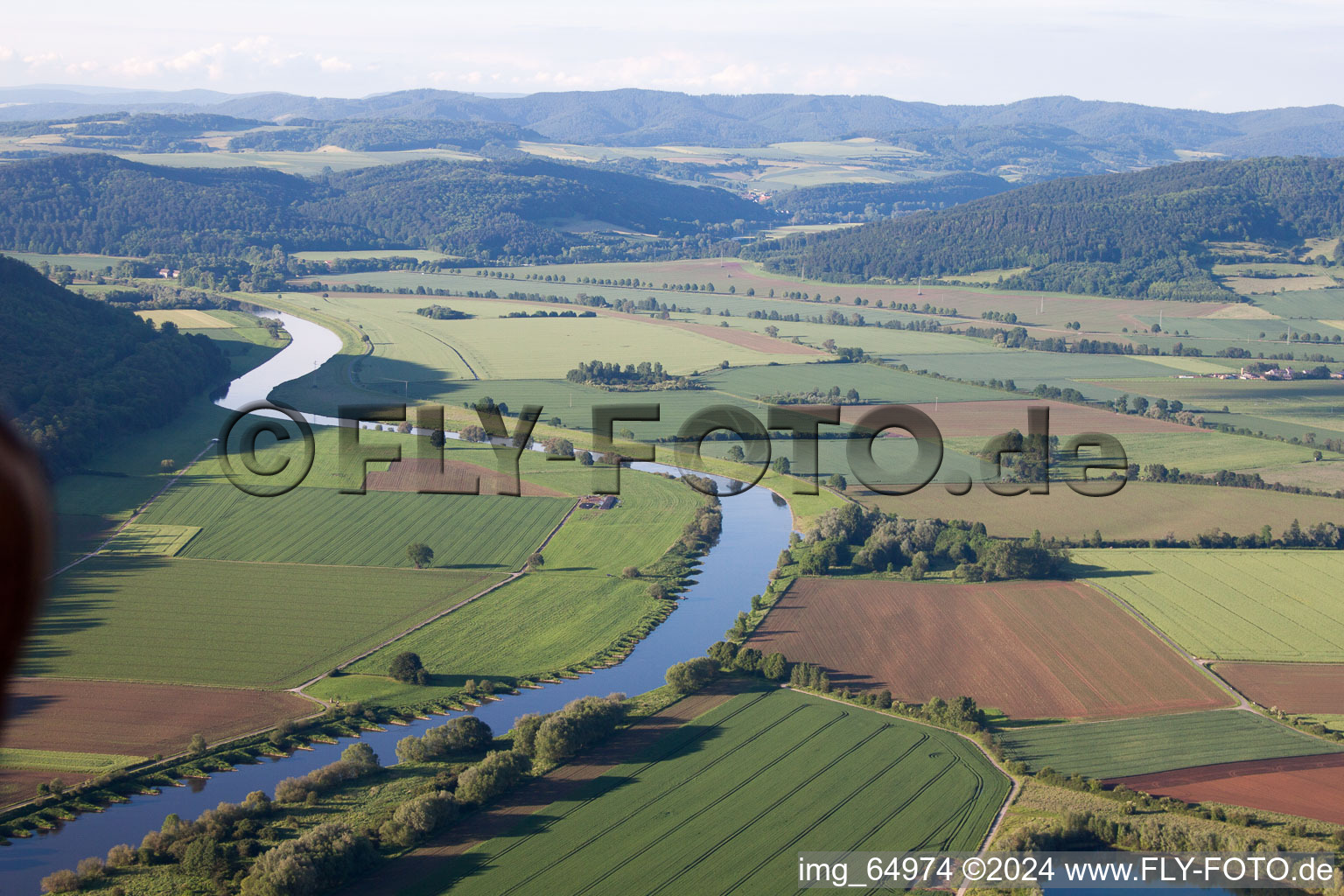 Vue aérienne de Weser vers N à Holzminden dans le département Basse-Saxe, Allemagne